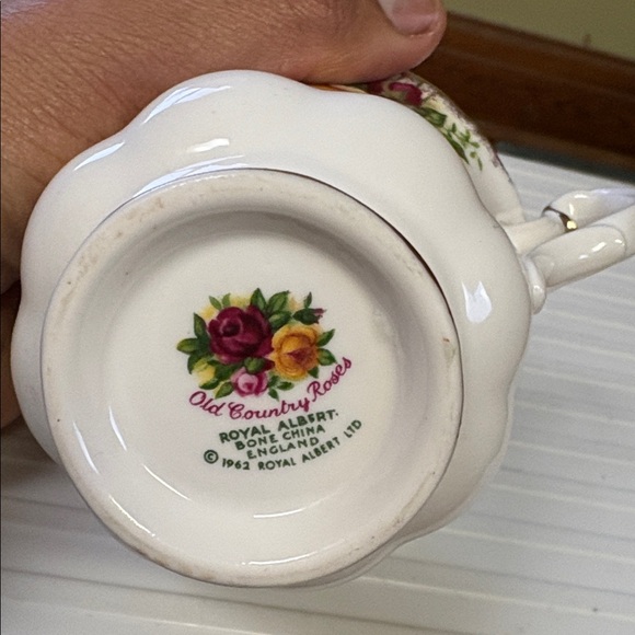 Royal Albert Floral Teacup with Gold Trim in mint condition.total 4. - Picture 2 of 8